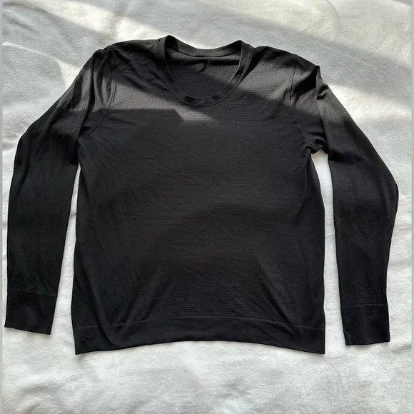 Lululemon Breeze long sleeve Lululemon across chest black 
No Size Tag - Picture 3 of 7